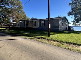 Spacious Vacation Rental with Stunning Lake Views from the Incredible Deck for an Amazing Getaway in Sabine National Forest in Hemphill, Texas, hotel a Milam