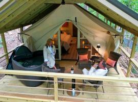 Gorgeous Tented Cabin and Sauna and Hot-tub in Scottsboro, Alabama, οργανωμένο κάμπινγκ σε Grant