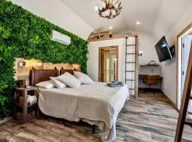 Off-Grid Luxurious Tiny Cabin with Incredible Outdoor and Indoor in Texas