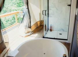 Amazing Luxurious Safari Tent with Sauna and Bath in Kentucky, hotel v destinaci Cadiz