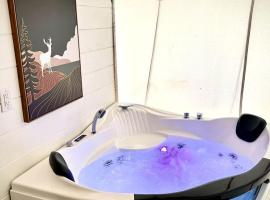 Deluxe Safari Tent with Indoor Jacuzzi in Kentucky, hotel v destinaci Cadiz