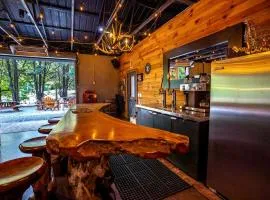 Spacious and Rustic Cabin with a Hot Tub near Copperhill for a Family Getaway in Tennessee