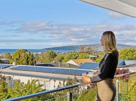 The Dromana Beach House - Stunning Views, hotel en Dromana