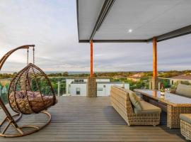 Family Holiday Retreat - Pool & Bay Views, хотел в Маунт Марта