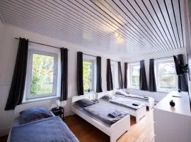 Monteurwohnung-fuer-8-Personen-in-Guelzow-WLAN-Aufenthaltsraum-Parkplatz-Naehe-Hamburg-GWHE1302