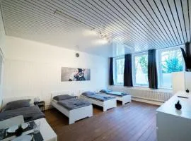 Monteurwohnung-in-Guelzow-fuer-bis-zu-7-Personen-mit-WLAN-Parkplatz-Gemeinschaftskueche-GWHE1301