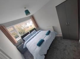 3bed house Brighouse - working professionals welcome FREE parking & WI-FI, hotel in Brighouse