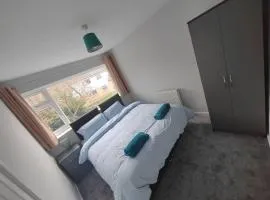 3bed house Brighouse - working professionals welcome FREE parking & WI-FI