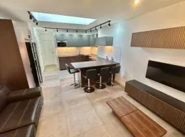 4 Bedroom house with En-suite - contractors welcome - FREE parking and WI-FI
