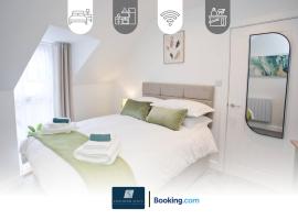 2 Bed House By Southern Stays Short Lets & Serviced Accommodation Bournemouth With Free Parking, 1km From The Beach, Hotel in Bournemouth