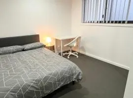 Queen Room in Modern, Guildford House - OR7
