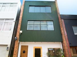 ファーストアベニューハウス, hotel in Anan