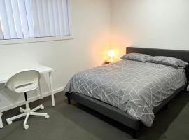 Queen Room in Peaceful and Modern House - OR8, hotel a Guildford