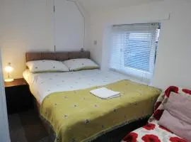 Kirkcaldy High Street Modern studio