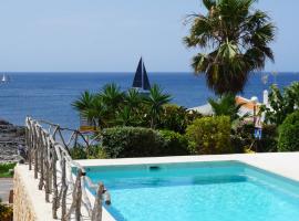 Villa en primera linea de mar cerca de Binibeca โรงแรมในซานลูอิส