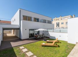 Stylish Home w/ Garage & Terrace by HostWise, hotel i Senhora da Hora