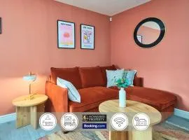 Modern 2BDR House By Homebird Property Management Short Lets & Serviced Accommodation Leeds With Private Parking & Free WiFi