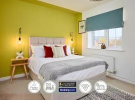 4 Bedroom House By Homebird Property Management Short Lets & Serviced Accommodation Leeds with Parking, Garden & Patio Area
