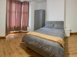 Wheat Street Four Bedrooms, holiday home in Nuneaton