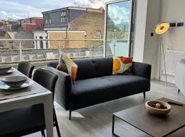 Luxury 2 Bedroom with Balcony Sleeps 4