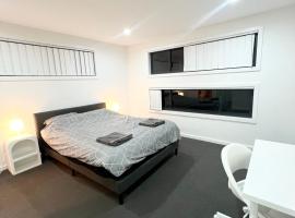 Spacious Queen Room with Attached Bathroom - OR1, hotel di Guildford
