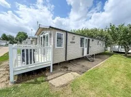 Lovely Caravan With Decking At Broadland Sands, Suffolk Ref 20302Bs