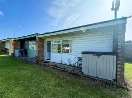 Lovely 4 Berth Chalet In Hemsby Nearby Great Yarmouth Ref 73106F