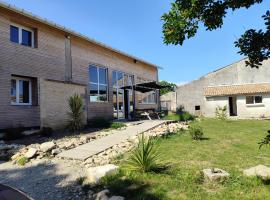Séjour à la campagne "La Grange Le Glorit", Hotel in Marcillac