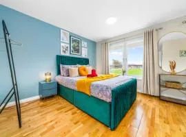 Modern 5 Bedroom Townhouse with Free Parking