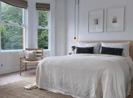 Spacious 4BR Victorian Property w/ Outdoor Terrace