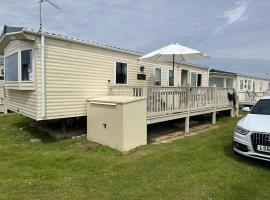 Your Happy Place - 8 Berth Caravan 5 minutes from lovely sandy beach, hotel in Heacham