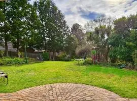 Maggie's Guesthouse - large property with pool, billiards, tennis court, BBQ & more