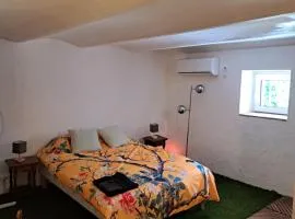 Studio au calme dans propriété avec jardin