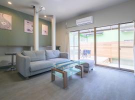Private House near Kamakura - 10 Min Walk to Beach - Free Parking & Fast WiFi, khách sạn ở Chigasaki
