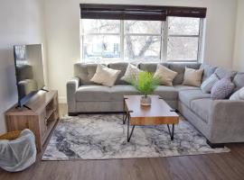 Entire New Built - Spacious 3-bedroom Suite., коттедж в Реджайне