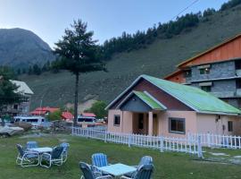 Pine Villa Cottage, casa rústica em Nārān