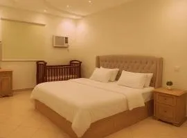 الوسام شقة كبيرة 4 غرف نوم وصالة وشرفة-بلكونة- Large apartment with 4 bedrooms, a living room and a balcony