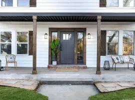 Gorgeous 6BR Sleeps 18 w Hot Tub