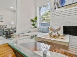 Vibrant Oasis W Heated Pool 3BR 2BA N Downtown