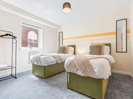 Spacious 3-Bed Flat, Sleeps 7, Ideal for Families, Central Location, High-Speed Internet