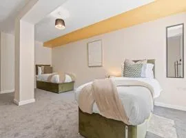 Spacious 3-Bed Flat, Sleeps 7, Ideal for Families, Central Location, High-Speed Internet