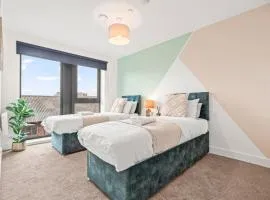 Modern 2-Bedroom Apt, Guests 4, Ample Parking, Wi-Fi, Family, City Centre