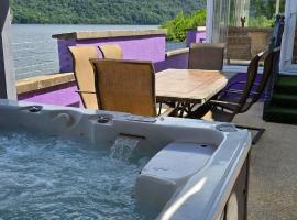 Jenny's Bay with Hot Tub, hotel v destinaci Lochgoilhead