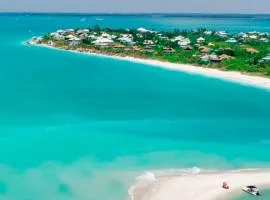 Luxury Beach Condo Located On The Bay In A Tropical Oasis!!!