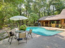 Golf and Hike Nature Escape with Sauna in Hephzibah, hotel v destinaci Hephzibah