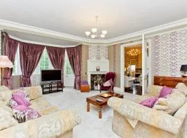 Luxury-3-bedroom Ramsay Garden Apartment next to Edinburgh Castle