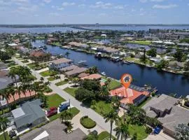 Cape Serenity- Premier Waterfront Villa with Kayaks and Bikes