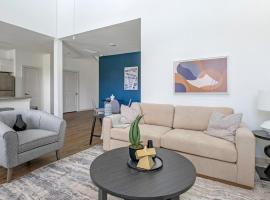 Landing Stylish 3BD Gym Pool, Hotel in Waller