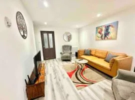 Swindon Large 3 Bedroom house Parking, Garden