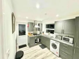 Swindon 3 Bedroom spacious home parking & garden